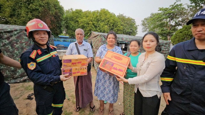 Своевременное внимание спасательного отряда помогло облегчить трудности жителей Мьянмы, пострадавших от землетрясения. Своевременное внимание спасательного отряда помогло облегчить трудности жителей Мьянмы, пострадавших от землетрясения.