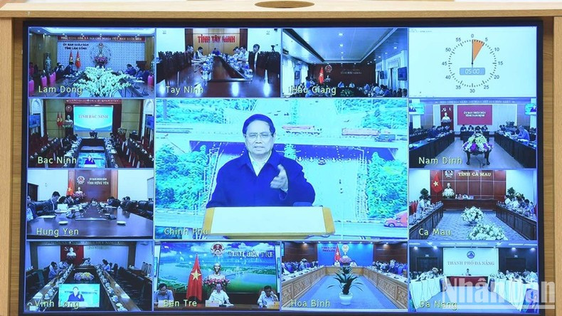 Заседание прошло в онлайн-режиме с участием руководителей и представителей народных комитетов местностей, где реализуются ключевые транспортные проекты. Фото: Чан Хай Заседание прошло в онлайн-режиме с участием руководителей и представителей народных комитетов местностей, где реализуются ключевые транспортные проекты. Фото: Чан Хай