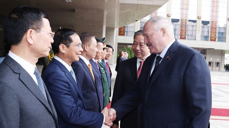 Генеральный секретарь ЦК КПВ То Лам представляет членов вьетнамской делегации Президенту Беларуси Александру Лукашенко. Фото: ВИА Генеральный секретарь ЦК КПВ То Лам представляет членов вьетнамской делегации Президенту Беларуси Александру Лукашенко. Фото: ВИА