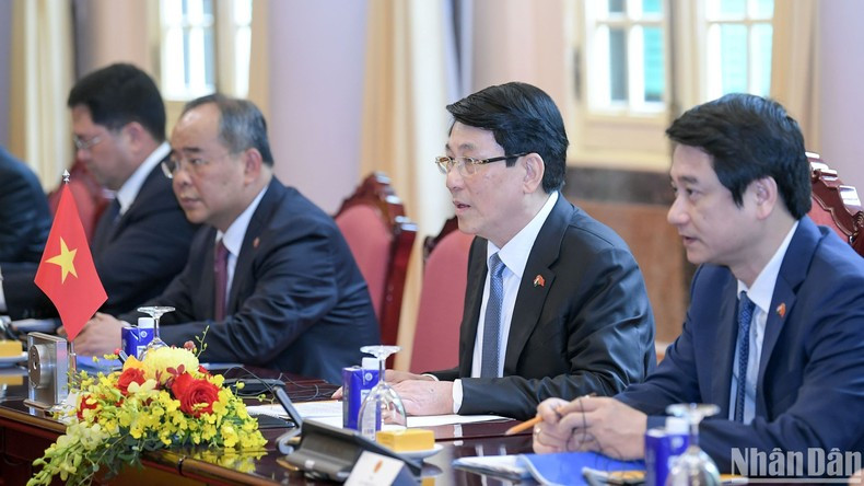 Президент Вьетнама Лыонг Кыонг выступает на переговорах. Президент Вьетнама Лыонг Кыонг выступает на переговорах.