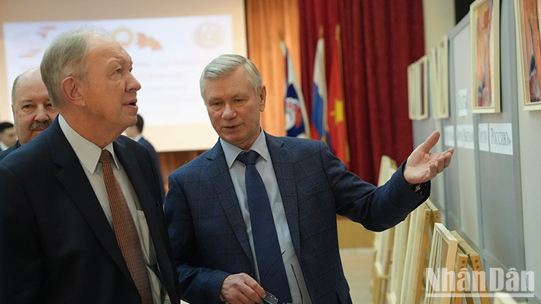 Председатель Общества российско-вьетнамской дружбы Владимир Буянов показывает бывшему Послу России во Вьетнаме Андрею Татаринову картины о Вьетнаме. Фото: Суан Хынг Председатель Общества российско-вьетнамской дружбы Владимир Буянов показывает бывшему Послу России во Вьетнаме Андрею Татаринову картины о Вьетнаме. Фото: Суан Хынг