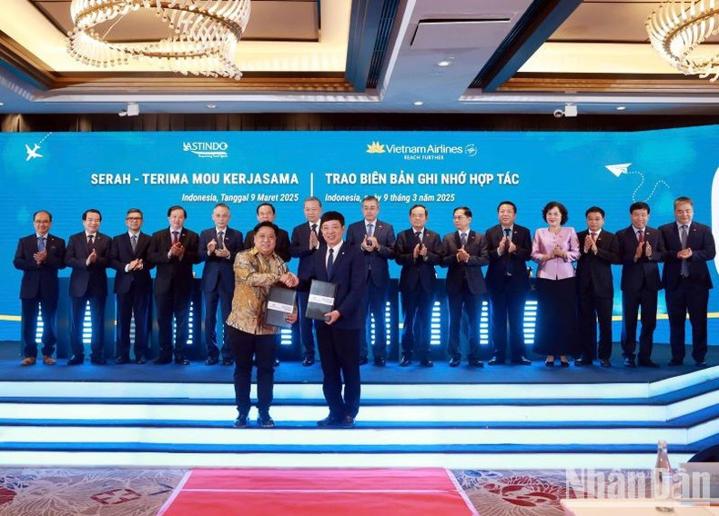 Подписание меморандума о сотрудничестве между «Vietnam Airlines» и Индонезийской ассоциацией туристических агентов. Подписание меморандума о сотрудничестве между «Vietnam Airlines» и Индонезийской ассоциацией туристических агентов.