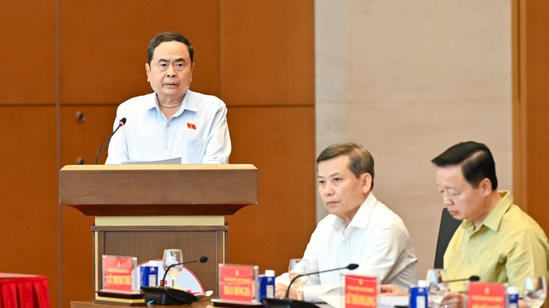 Председатель НС Чан Тхань Ман выступает со вступительной речью. Фото: Зюи Линь Председатель НС Чан Тхань Ман выступает со вступительной речью. Фото: Зюи Линь