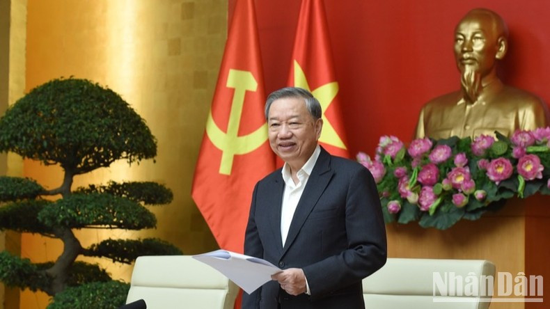 Генеральный секретарь ЦК КПВ То Лам выступает с руководящей речью. Фото: Чан Хай Генеральный секретарь ЦК КПВ То Лам выступает с руководящей речью. Фото: Чан Хай