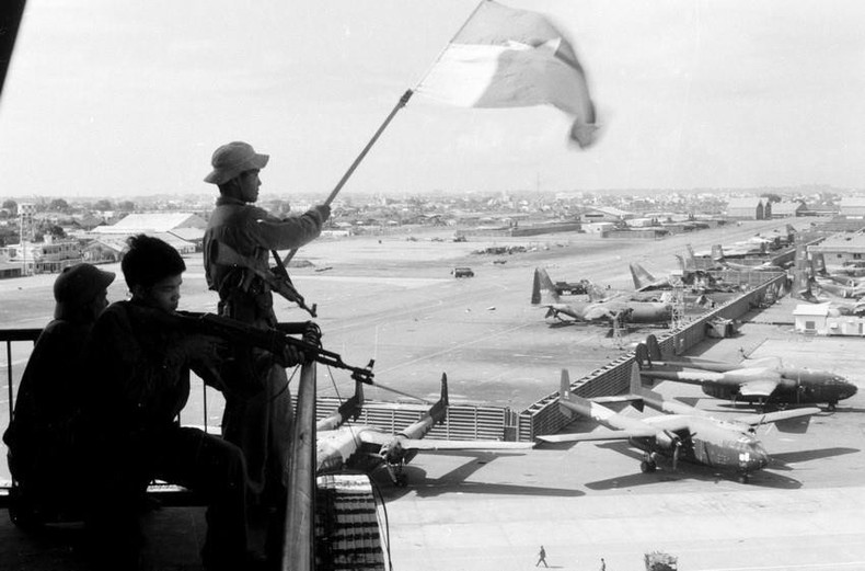 Флаг освобождения взметнулся над аэропортом Таншоннят, 30 апреля 1975 года. Фото: ВИА Флаг освобождения взметнулся над аэропортом Таншоннят, 30 апреля 1975 года. Фото: ВИА
