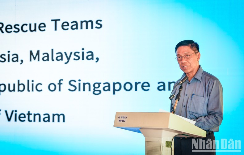 Министр социального обеспечения, помощи и переселения Мьянмы Со Вин выступает на церемонии. Министр социального обеспечения, помощи и переселения Мьянмы Со Вин выступает на церемонии.