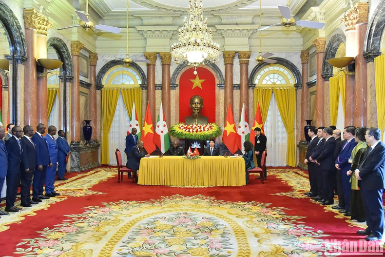 В присутствии Президента Вьетнама Лыонг Кыонга и Президента Бурунди Эвариста Ндайишимийе прошла церемония подписания документов о сотрудничестве. В присутствии Президента Вьетнама Лыонг Кыонга и Президента Бурунди Эвариста Ндайишимийе прошла церемония подписания документов о сотрудничестве.