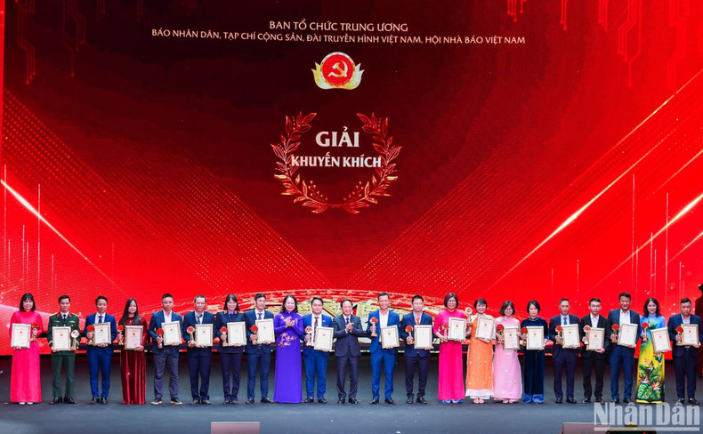 Секретарь ЦК КПВ, Начальник Главного политического управления Вьетнамской народной армии генерал-полковник Чинь Ван Кует и член ЦК КПВ, Вице-президент Во Тхи Ань Суан вручают поощрительные призы. Фото: Тхань Дат