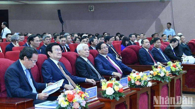 Премьер-министр Фам Минь Тьинь, действующие и бывшие руководители Партии и Государства, делегаты на мероприятии. Фото: Тхань Жанг Премьер-министр Фам Минь Тьинь, действующие и бывшие руководители Партии и Государства, делегаты на мероприятии. Фото: Тхань Жанг