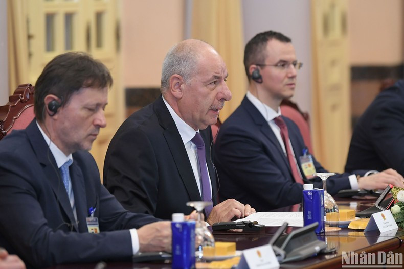 Президент Венгрии Тамаш Шуйок выступает с речью. Президент Венгрии Тамаш Шуйок выступает с речью.