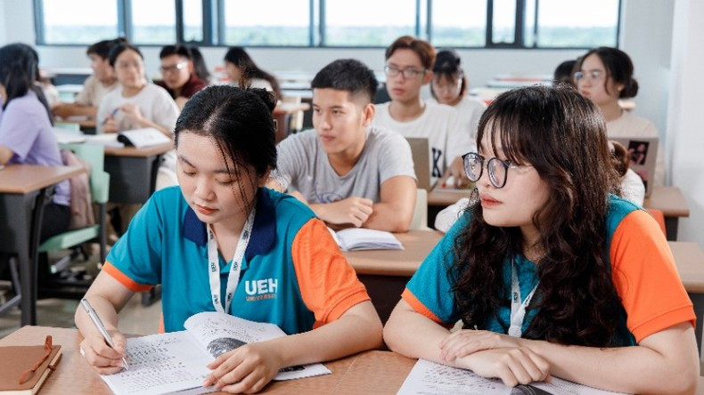 Студенты Экономического университета г. Хошимина во время занятия. Студенты Экономического университета г. Хошимина во время занятия.