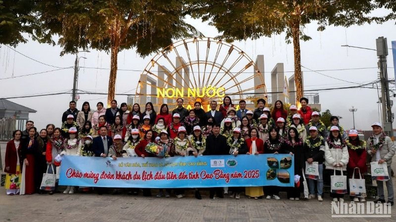 Первая в 2025 году группа туристов прибывает в провинцию Каобанг.