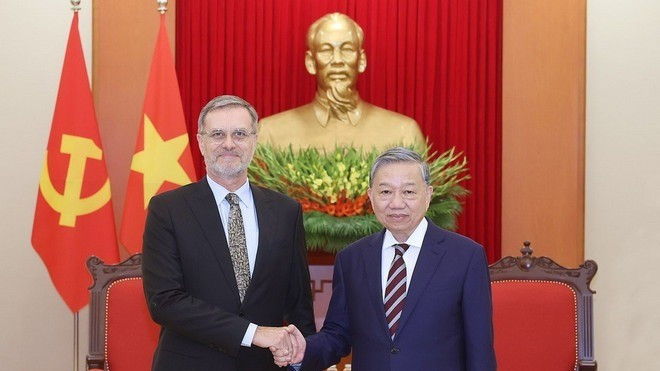 Генеральный секретарь ЦК КПВ То Лам и Посол Франции во Вьетнаме Оливье Броше. Фото: ВИА Генеральный секретарь ЦК КПВ То Лам и Посол Франции во Вьетнаме Оливье Броше. Фото: ВИА