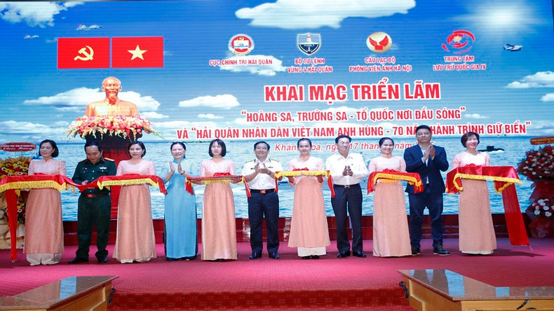 Делегаты перерезают ленточку в знак открытия выставки. Делегаты перерезают ленточку в знак открытия выставки.