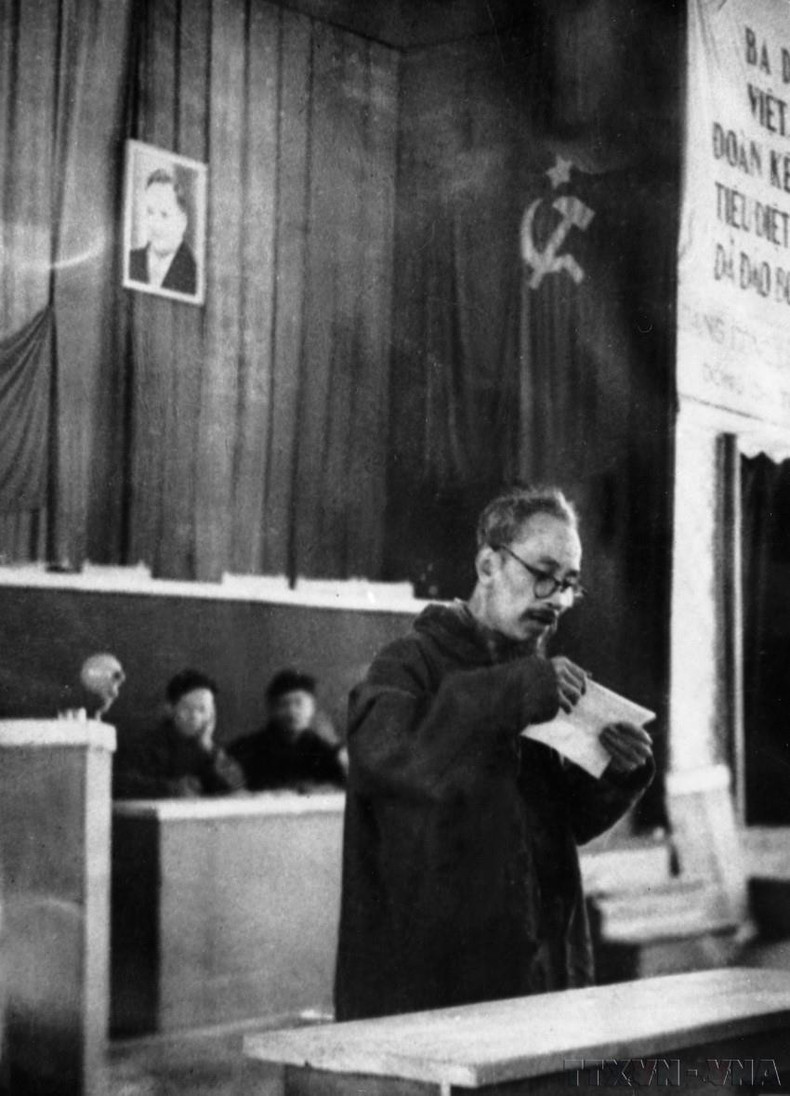 Президент Хо Ши Мин читает политический отчет на 2-м всевьетнамском съезде партии на базе сопротивления Вьетбак (февраль 1951 года). Фото: ВИA Президент Хо Ши Мин читает политический отчет на 2-м всевьетнамском съезде партии на базе сопротивления Вьетбак (февраль 1951 года). Фото: ВИA