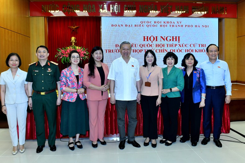 Генеральный секретарь ЦК КПВ То Лам и делегаты. Фото: Данг Кхоа