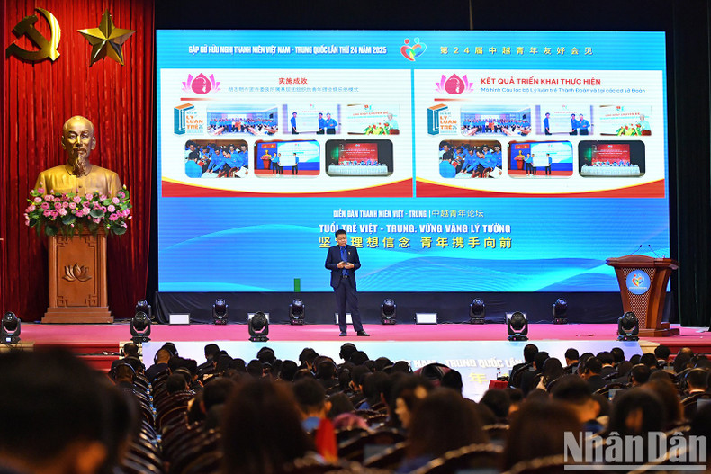 Молодые спикеры выступают с докладами на программе. Молодые спикеры выступают с докладами на программе.