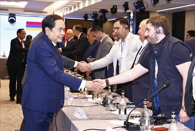 Председатель НС Чан Тхань Ман встречается с представителями армянских и вьетнамских предприятий. Фото: ВИА