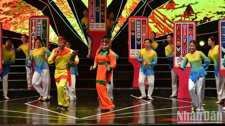 Художественный номер в рамках церемонии. Фото: Тхань Жанг