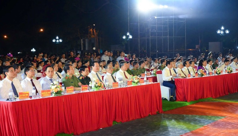 Генеральный секретарь ЦК КПВ То Лам и делегаты на мероприятии. Генеральный секретарь ЦК КПВ То Лам и делегаты на мероприятии.