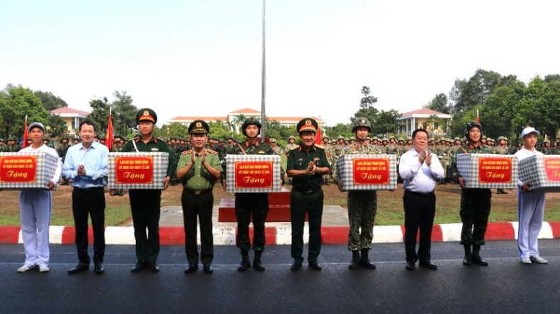 Товарищ Нгуен Чонг Нгиа вместе с руководителями Министерства обороны, Министерства общественной безопасности и провинции Донгнай вручает подарки подразделениям армии.