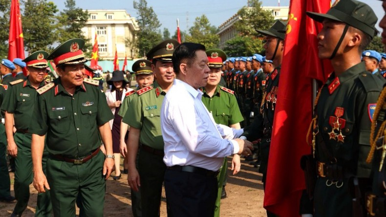 Товарищ Нгуен Чонг Нгиа посещает сотрудников сил народной общественной безопасности в полку мобильной полиции Юго-Восточного региона.