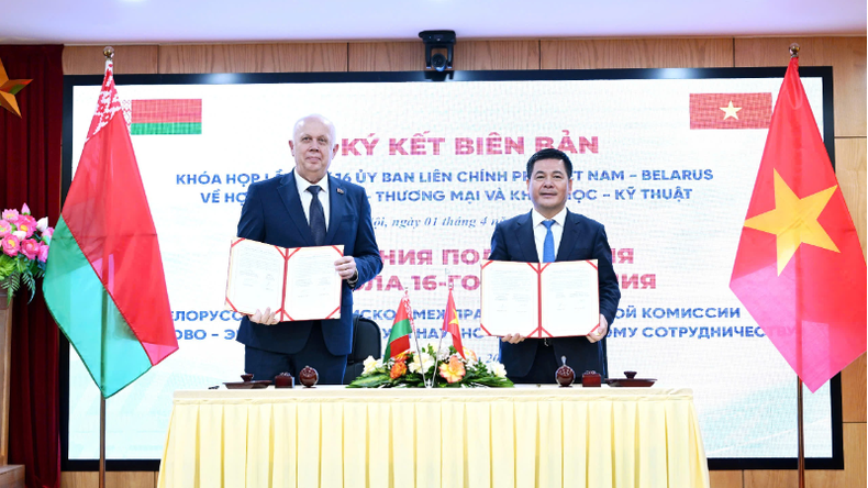 Стороны подписывают протокол 16-го заседания Вьетнамско-белорусской межправительственной комиссии. Стороны подписывают протокол 16-го заседания Вьетнамско-белорусской межправительственной комиссии.