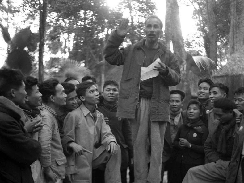 Президент Хо Ши Мин общается с делегатами на партийной конференции, цель которой – сделать деятельность партии публичной (3 марта 1951 года). Фото: ВИA Президент Хо Ши Мин общается с делегатами на партийной конференции, цель которой – сделать деятельность партии публичной (3 марта 1951 года). Фото: ВИA