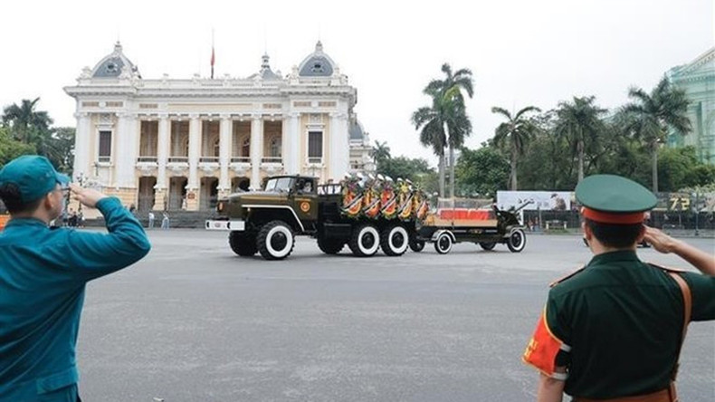 Катафалк с гробом проезжает по площади Августовской революции в Ханое 25 мая утром. (Фото: ВИA)