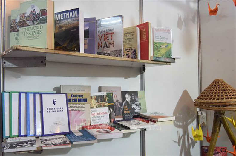 Книги о Президенте Хо Ши Мине, литературе и истории на стенде Вьетнама. Фото: ВИА Книги о Президенте Хо Ши Мине, литературе и истории на стенде Вьетнама. Фото: ВИА