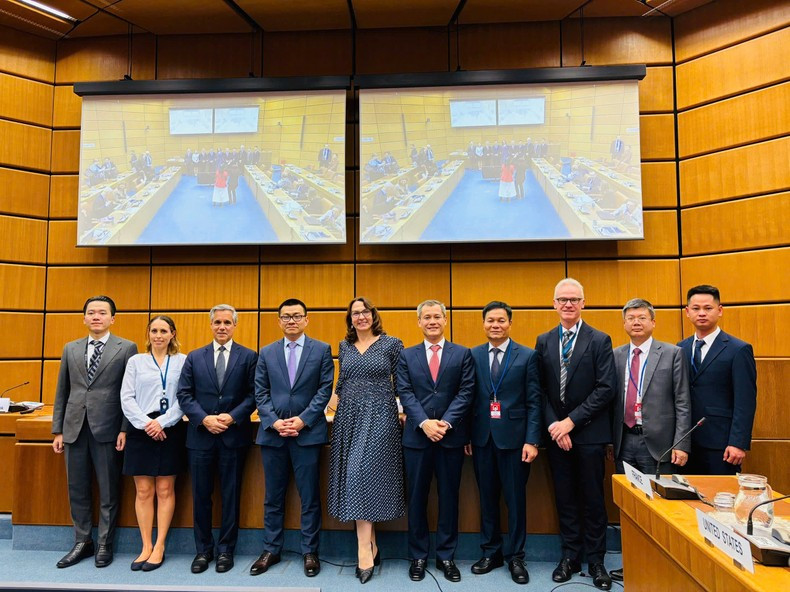 Вьетнамская делегация и представители УНП ООН, миссии Европейского союза.