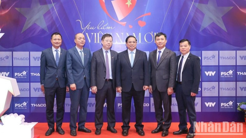 Премьер-министр Фам Минь Тьинь и руководители Вьетнамского телевидения. Фото: Чан Хай