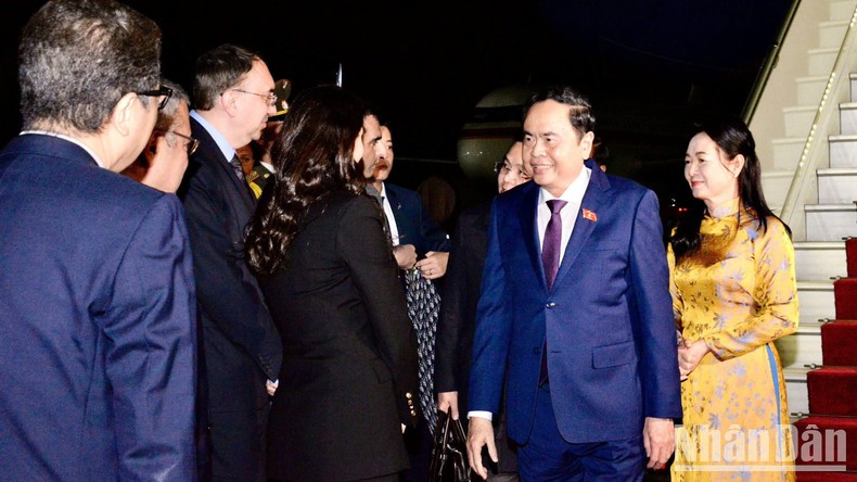 Председателя НС Чан Тхань Мана с супругой встречают в аэропорту.