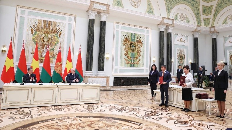 Генеральный секретарь ЦК КПВ То Лам и Президент Беларуси Александр Лукашенко присутствуют на церемонии обмена Меморандумом о взаимопонимании между Союзом обществ дружбы Вьетнама и Белорусским обществом дружбы и культурной связи с зарубежными странами. Фото: ВИА Генеральный секретарь ЦК КПВ То Лам и Президент Беларуси Александр Лукашенко присутствуют на церемонии обмена Меморандумом о взаимопонимании между Союзом обществ дружбы Вьетнама и Белорусским обществом дружбы и культурной связи с зарубежными странами. Фото: ВИА