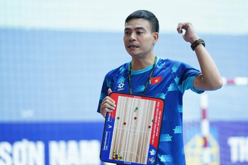 Тренер женской сборной Вьетнама по футзалу Нгуен Динь Хоанг.