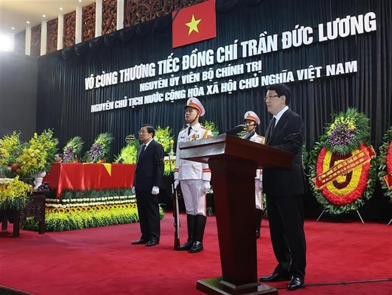 Президент Лыонг Кыонг произносит надгробную речь на мемориальной церемонии бывшего Президента Вьетнама Чан Дык Лыонга 25 мая утром. (Фото: ВИA)