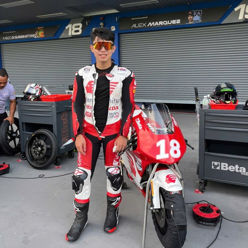 Молодой гонщик Нгуен Хыу Чи из команды «Honda Racing Vietnam». Молодой гонщик Нгуен Хыу Чи из команды «Honda Racing Vietnam».
