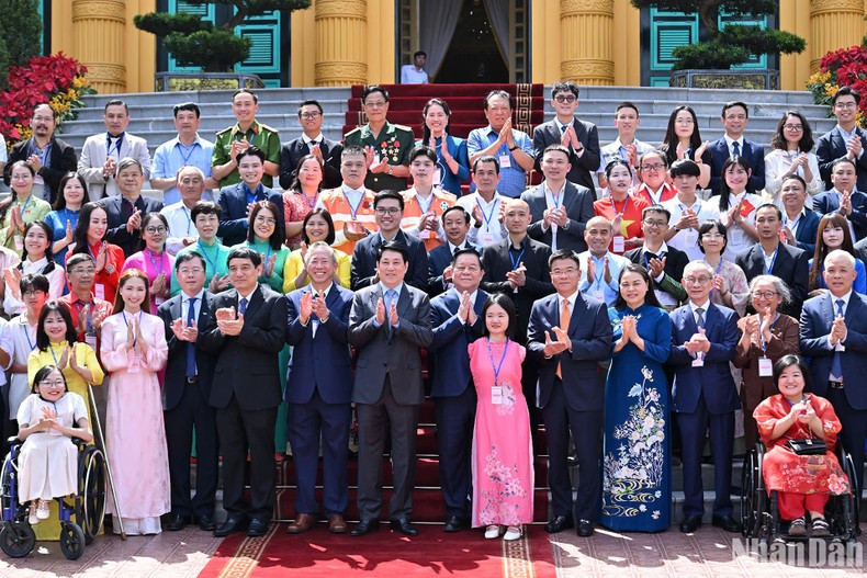 Президент Лыонг Кыонг и выдающиеся участники программы «Добрые дела».