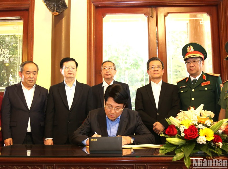 Президент Лыонг Кыонг оставляет запись в гостевой книге в мемориальном комплексе Президента Тон Дык Тханга. Президент Лыонг Кыонг оставляет запись в гостевой книге в мемориальном комплексе Президента Тон Дык Тханга.