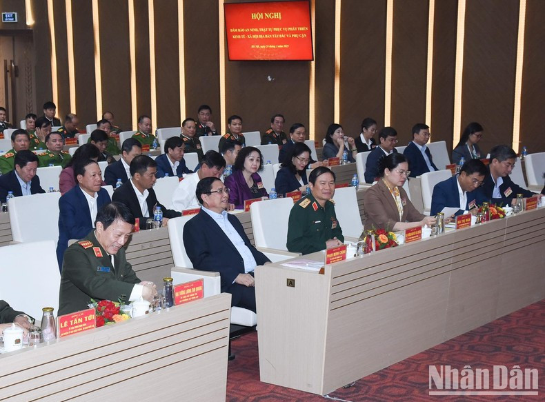 Премьер-министр Фам Минь Тьинь, руководители и делегаты на конференции. Фото: Чан Хай Премьер-министр Фам Минь Тьинь, руководители и делегаты на конференции. Фото: Чан Хай