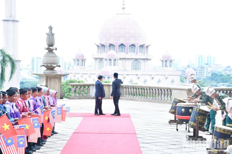 Премьер-министр Анвар Ибрагим знакомит Премьер-министра Фам Минь Тьиня с архитектурой мечети. Фото: Тхань Жанг