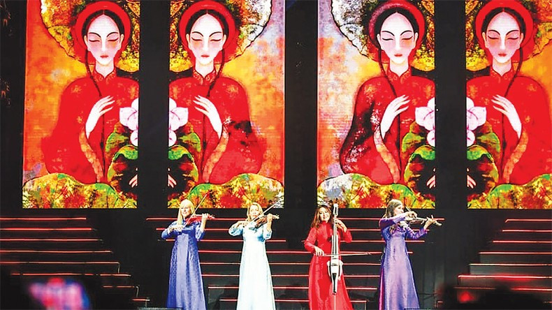 Квартет Бонд выступает на концерте «Bond Live in Vietnam» в Ханое. Фото: Тхань Дат Квартет Бонд выступает на концерте «Bond Live in Vietnam» в Ханое. Фото: Тхань Дат