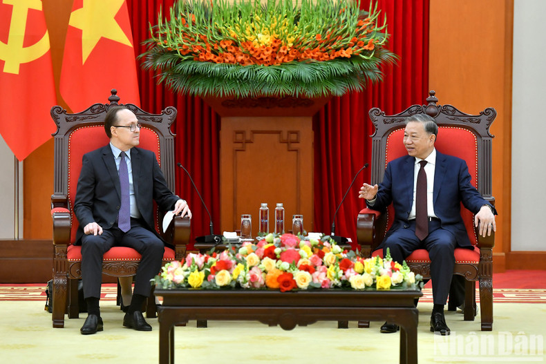 Генеральный секретарь ЦК КПВ То Лам принимает Посла России во Вьетнаме Геннадия Бездетко. Фото: Данг Кхоа Генеральный секретарь ЦК КПВ То Лам принимает Посла России во Вьетнаме Геннадия Бездетко. Фото: Данг Кхоа