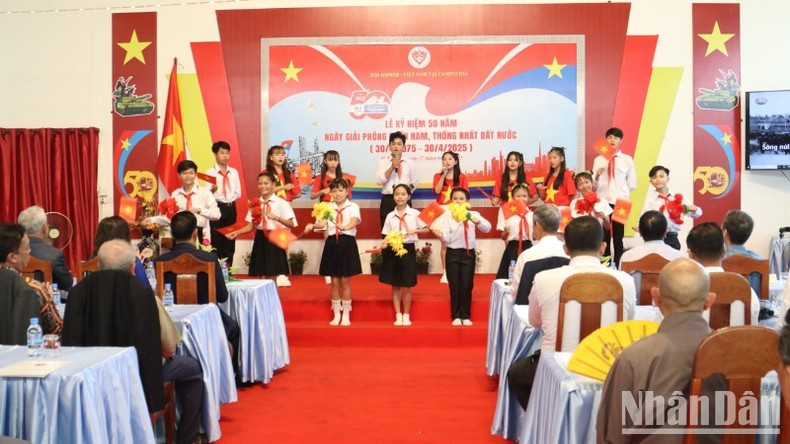 Хор учащихся начальной школы кхмерско-вьетнамской дружбы Тантиен исполняет песню. Хор учащихся начальной школы кхмерско-вьетнамской дружбы Тантиен исполняет песню.