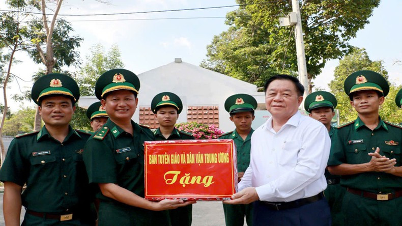 Товарищ Нгуен Чонг Нгиа вручает подарки военнослужащим пограничного поста Тьангриек. Товарищ Нгуен Чонг Нгиа вручает подарки военнослужащим пограничного поста Тьангриек.