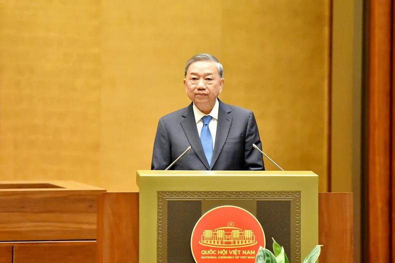 Генеральный секретарь ЦК КПВ То Лам выступает с руководящей речью.