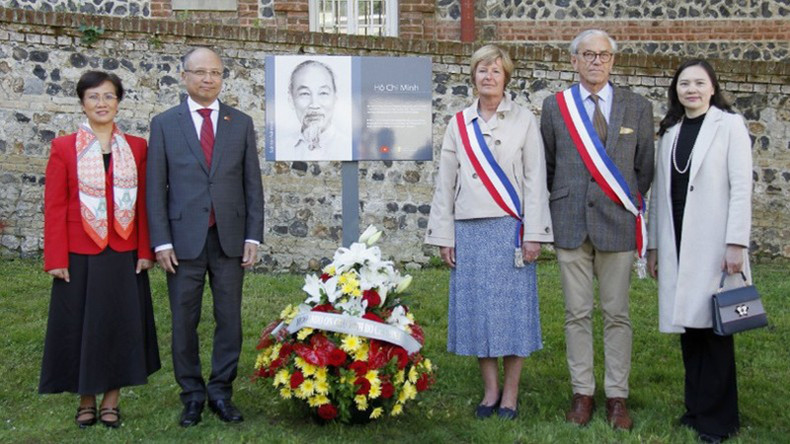 Посол Динь Тоан Тхань с супругой, Глава Постоянной миссии Вьетнама при ЮНЕСКО и руководство города Сент-Адрес. Посол Динь Тоан Тхань с супругой, Глава Постоянной миссии Вьетнама при ЮНЕСКО и руководство города Сент-Адрес.