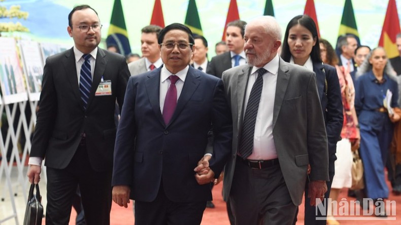 Премьер-министр Вьетнама Фам Минь Тьинь и Президент Бразилии Луис Инасиу Лула да Силва. Фото: Чан Хай Премьер-министр Вьетнама Фам Минь Тьинь и Президент Бразилии Луис Инасиу Лула да Силва. Фото: Чан Хай