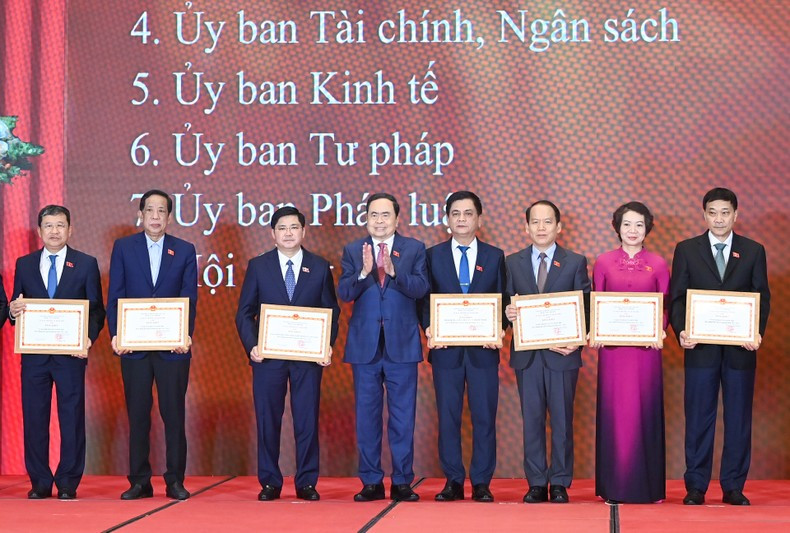 Председатель НС Чан Тхань Ман вручает похвальные грамоты Постоянного комитета НС коллективам. Фото: Зюи Линь