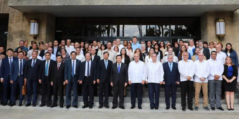 Участники семинара фотографируются на память. Фото: Посольство Вьетнама на Кубе Участники семинара фотографируются на память. Фото: Посольство Вьетнама на Кубе